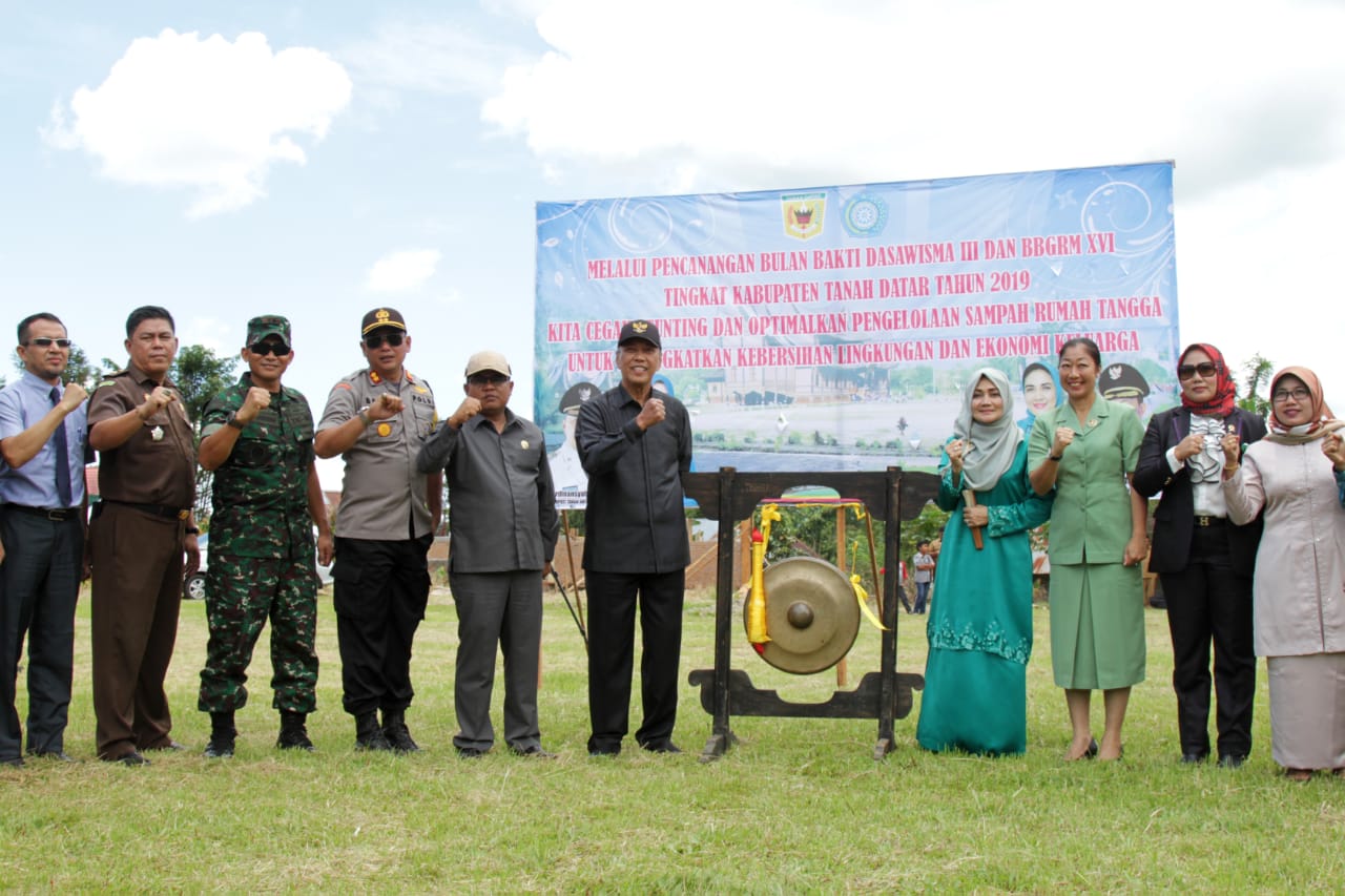 Bupati Irdinansyah foto bersama usai pencanangan Bulan bakti dasawisma di Tanah Datar